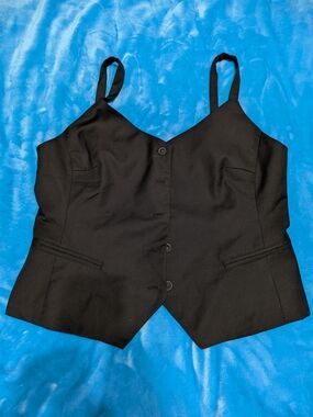 🖤✨ Tailored & Timeless: The Power Vest Moment